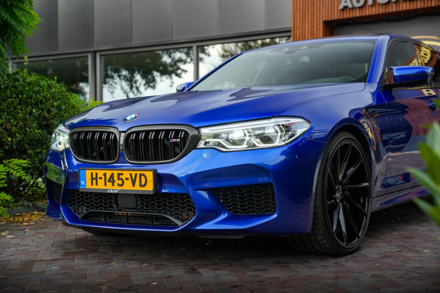 BMW 5 Serie M5 F90 Schuifdak Marina Blue 22'' Vossen Downpipe BMW 5 Serie M5 F90 Schuifdak Marina Blue 22'' Vossen Downpipe