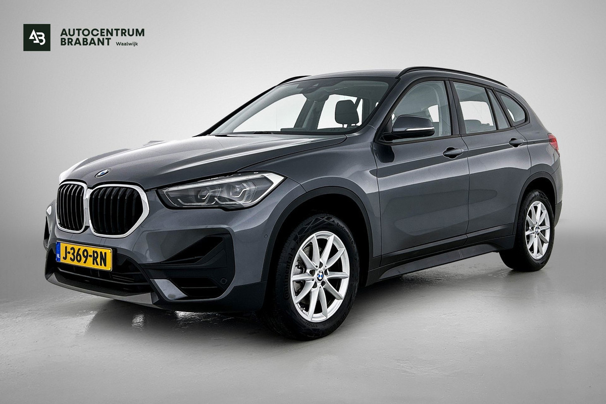 BMW X1 SDrive18i Executive Edition (GROOT-NAVIGATIE, CARPLAY, CAMERA, HEAD-UP, CLIMA, 1e EIGENAAR, GOED ONDERHOUDEN) BMW X1 SDrive18i Executive Edition (GROOT-NAVIGATIE, CARPLAY, CAMERA, HEAD-UP, CLIMA, 1e EIGENAAR, GOED ONDERHOUDEN)