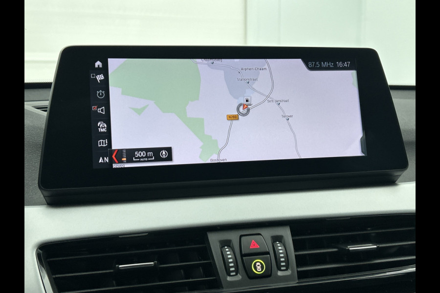 BMW X1 SDrive18i Executive Edition (GROOT-NAVIGATIE, CARPLAY, CAMERA, HEAD-UP, CLIMA, 1e EIGENAAR, GOED ONDERHOUDEN) BMW X1 SDrive18i Executive Edition (GROOT-NAVIGATIE, CARPLAY, CAMERA, HEAD-UP, CLIMA, 1e EIGENAAR, GOED ONDERHOUDEN)