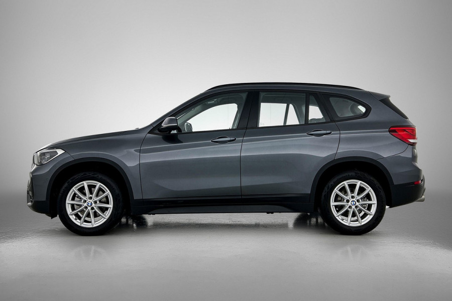 BMW X1 SDrive18i Executive Edition (GROOT-NAVIGATIE, CARPLAY, CAMERA, HEAD-UP, CLIMA, 1e EIGENAAR, GOED ONDERHOUDEN) BMW X1 SDrive18i Executive Edition (GROOT-NAVIGATIE, CARPLAY, CAMERA, HEAD-UP, CLIMA, 1e EIGENAAR, GOED ONDERHOUDEN)