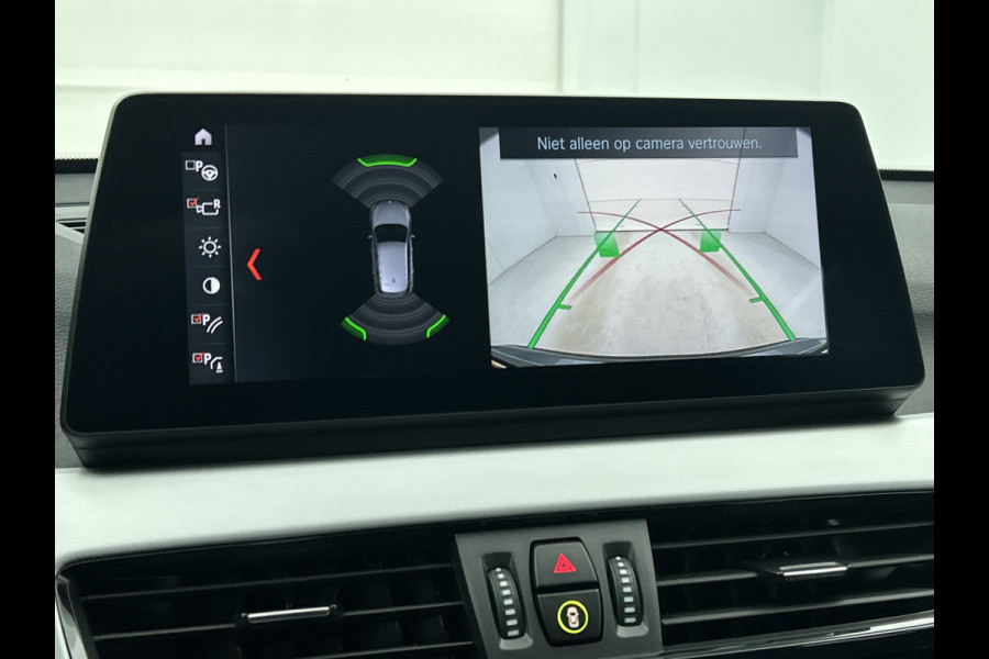 BMW X1 SDrive18i Executive Edition (GROOT-NAVIGATIE, CARPLAY, CAMERA, HEAD-UP, CLIMA, 1e EIGENAAR, GOED ONDERHOUDEN) BMW X1 SDrive18i Executive Edition (GROOT-NAVIGATIE, CARPLAY, CAMERA, HEAD-UP, CLIMA, 1e EIGENAAR, GOED ONDERHOUDEN)