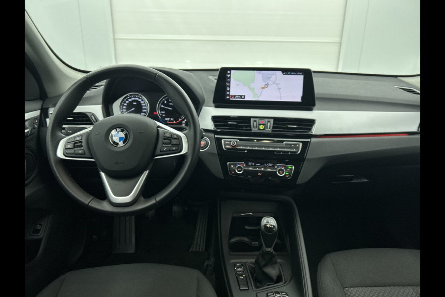 BMW X1 SDrive18i Executive Edition (GROOT-NAVIGATIE, CARPLAY, CAMERA, HEAD-UP, CLIMA, 1e EIGENAAR, GOED ONDERHOUDEN) BMW X1 SDrive18i Executive Edition (GROOT-NAVIGATIE, CARPLAY, CAMERA, HEAD-UP, CLIMA, 1e EIGENAAR, GOED ONDERHOUDEN)