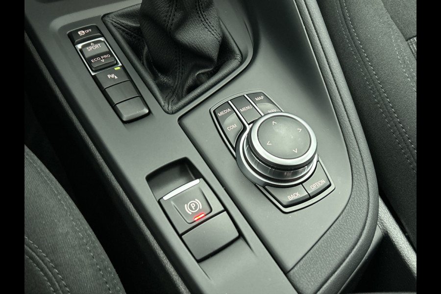 BMW X1 SDrive18i Executive Edition (GROOT-NAVIGATIE, CARPLAY, CAMERA, HEAD-UP, CLIMA, 1e EIGENAAR, GOED ONDERHOUDEN) BMW X1 SDrive18i Executive Edition (GROOT-NAVIGATIE, CARPLAY, CAMERA, HEAD-UP, CLIMA, 1e EIGENAAR, GOED ONDERHOUDEN)