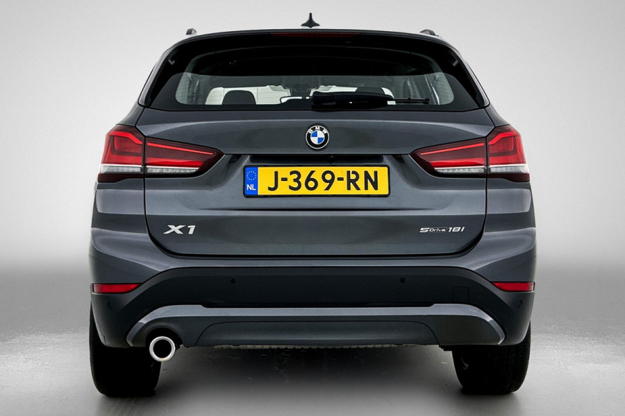 BMW X1 SDrive18i Executive Edition (GROOT-NAVIGATIE, CARPLAY, CAMERA, HEAD-UP, CLIMA, 1e EIGENAAR, GOED ONDERHOUDEN) BMW X1 SDrive18i Executive Edition (GROOT-NAVIGATIE, CARPLAY, CAMERA, HEAD-UP, CLIMA, 1e EIGENAAR, GOED ONDERHOUDEN)