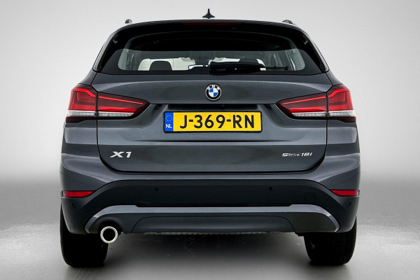 BMW X1 SDrive18i Executive Edition (GROOT-NAVIGATIE, CARPLAY, CAMERA, HEAD-UP, CLIMA, 1e EIGENAAR, GOED ONDERHOUDEN) BMW X1 SDrive18i Executive Edition (GROOT-NAVIGATIE, CARPLAY, CAMERA, HEAD-UP, CLIMA, 1e EIGENAAR, GOED ONDERHOUDEN)