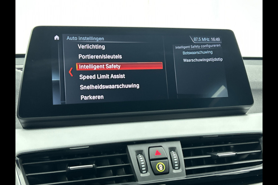 BMW X1 SDrive18i Executive Edition (GROOT-NAVIGATIE, CARPLAY, CAMERA, HEAD-UP, CLIMA, 1e EIGENAAR, GOED ONDERHOUDEN) BMW X1 SDrive18i Executive Edition (GROOT-NAVIGATIE, CARPLAY, CAMERA, HEAD-UP, CLIMA, 1e EIGENAAR, GOED ONDERHOUDEN)
