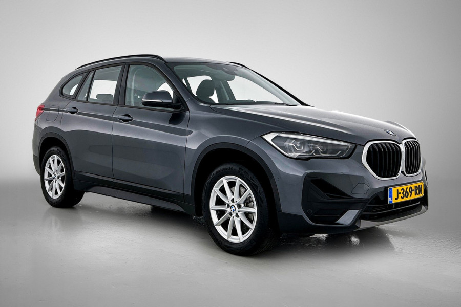 BMW X1 SDrive18i Executive Edition (GROOT-NAVIGATIE, CARPLAY, CAMERA, HEAD-UP, CLIMA, 1e EIGENAAR, GOED ONDERHOUDEN) BMW X1 SDrive18i Executive Edition (GROOT-NAVIGATIE, CARPLAY, CAMERA, HEAD-UP, CLIMA, 1e EIGENAAR, GOED ONDERHOUDEN)