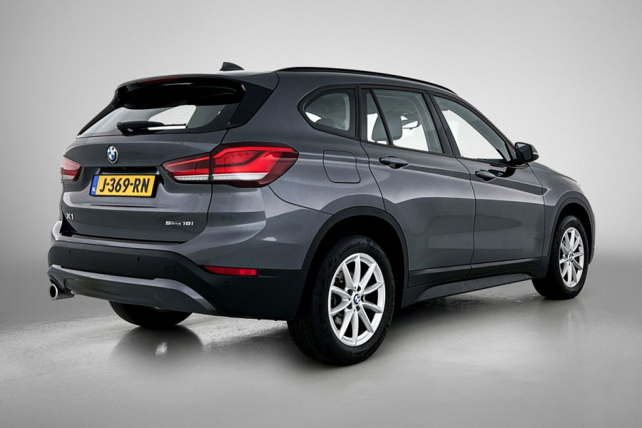 BMW X1 SDrive18i Executive Edition (GROOT-NAVIGATIE, CARPLAY, CAMERA, HEAD-UP, CLIMA, 1e EIGENAAR, GOED ONDERHOUDEN) BMW X1 SDrive18i Executive Edition (GROOT-NAVIGATIE, CARPLAY, CAMERA, HEAD-UP, CLIMA, 1e EIGENAAR, GOED ONDERHOUDEN)