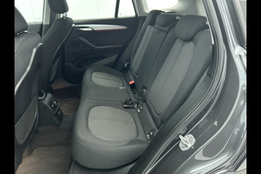 BMW X1 SDrive18i Executive Edition (GROOT-NAVIGATIE, CARPLAY, CAMERA, HEAD-UP, CLIMA, 1e EIGENAAR, GOED ONDERHOUDEN) BMW X1 SDrive18i Executive Edition (GROOT-NAVIGATIE, CARPLAY, CAMERA, HEAD-UP, CLIMA, 1e EIGENAAR, GOED ONDERHOUDEN)