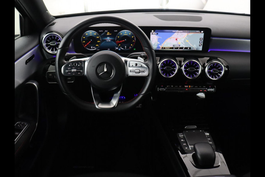 Mercedes-Benz A-Klasse 200 AMG | Panoramadak | Trekhaak | Carplay | Adaptive cruise | Stoelverwarming | Camera | Leder/Alcantara | Navigatie | Full LED | Sfeerverlichting | Park Assist