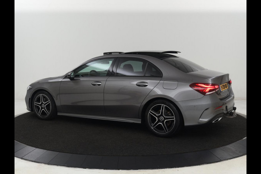 Mercedes-Benz A-Klasse 200 AMG | Panoramadak | Trekhaak | Carplay | Adaptive cruise | Stoelverwarming | Camera | Leder/Alcantara | Navigatie | Full LED | Sfeerverlichting | Park Assist