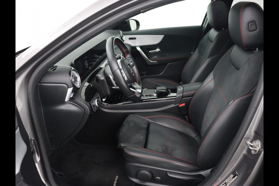Mercedes-Benz A-Klasse 200 AMG | Panoramadak | Trekhaak | Carplay | Adaptive cruise | Stoelverwarming | Camera | Leder/Alcantara | Navigatie | Full LED | Sfeerverlichting | Park Assist