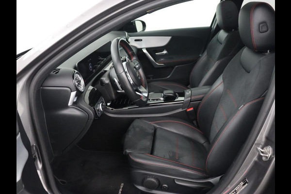 Mercedes-Benz A-Klasse 200 AMG | Panoramadak | Trekhaak | Carplay | Adaptive cruise | Stoelverwarming | Camera | Leder/Alcantara | Navigatie | Full LED | Sfeerverlichting | Park Assist
