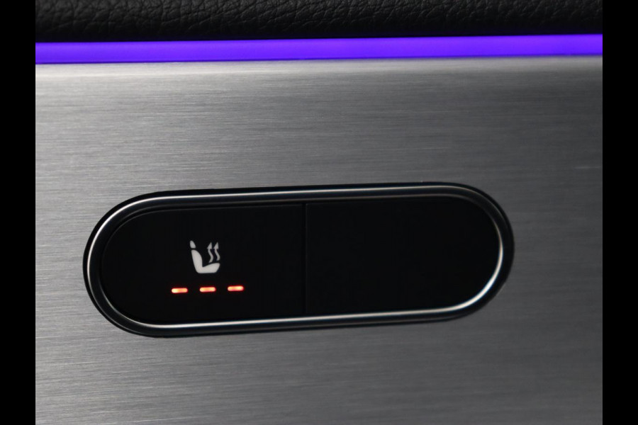 Mercedes-Benz A-Klasse 200 AMG | Panoramadak | Trekhaak | Carplay | Adaptive cruise | Stoelverwarming | Camera | Leder/Alcantara | Navigatie | Full LED | Sfeerverlichting | Park Assist