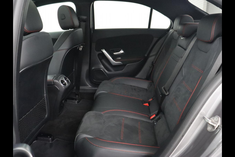 Mercedes-Benz A-Klasse 200 AMG | Panoramadak | Trekhaak | Carplay | Adaptive cruise | Stoelverwarming | Camera | Leder/Alcantara | Navigatie | Full LED | Sfeerverlichting | Park Assist