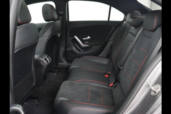 Mercedes-Benz A-Klasse 200 AMG | Panoramadak | Trekhaak | Carplay | Adaptive cruise | Stoelverwarming | Camera | Leder/Alcantara | Navigatie | Full LED | Sfeerverlichting | Park Assist