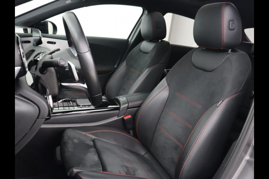 Mercedes-Benz A-Klasse 200 AMG | Panoramadak | Trekhaak | Carplay | Adaptive cruise | Stoelverwarming | Camera | Leder/Alcantara | Navigatie | Full LED | Sfeerverlichting | Park Assist