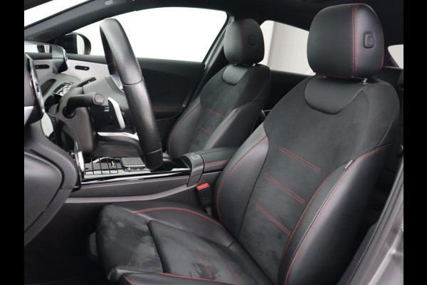 Mercedes-Benz A-Klasse 200 AMG | Panoramadak | Trekhaak | Carplay | Adaptive cruise | Stoelverwarming | Camera | Leder/Alcantara | Navigatie | Full LED | Sfeerverlichting | Park Assist