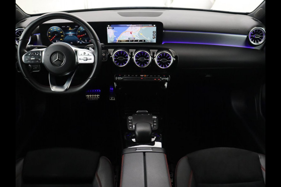 Mercedes-Benz A-Klasse 200 AMG | Panoramadak | Trekhaak | Carplay | Adaptive cruise | Stoelverwarming | Camera | Leder/Alcantara | Navigatie | Full LED | Sfeerverlichting | Park Assist