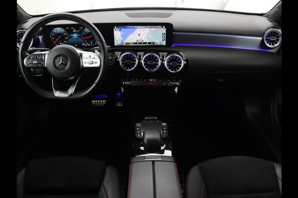 Mercedes-Benz A-Klasse 200 AMG | Panoramadak | Trekhaak | Carplay | Adaptive cruise | Stoelverwarming | Camera | Leder/Alcantara | Navigatie | Full LED | Sfeerverlichting | Park Assist
