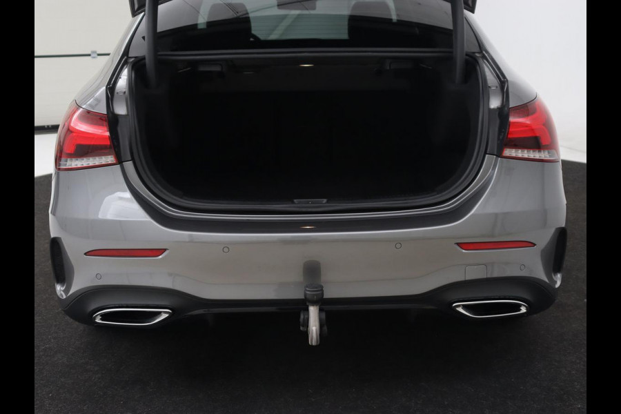 Mercedes-Benz A-Klasse 200 AMG | Panoramadak | Trekhaak | Carplay | Adaptive cruise | Stoelverwarming | Camera | Leder/Alcantara | Navigatie | Full LED | Sfeerverlichting | Park Assist