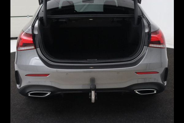 Mercedes-Benz A-Klasse 200 AMG | Panoramadak | Trekhaak | Carplay | Adaptive cruise | Stoelverwarming | Camera | Leder/Alcantara | Navigatie | Full LED | Sfeerverlichting | Park Assist
