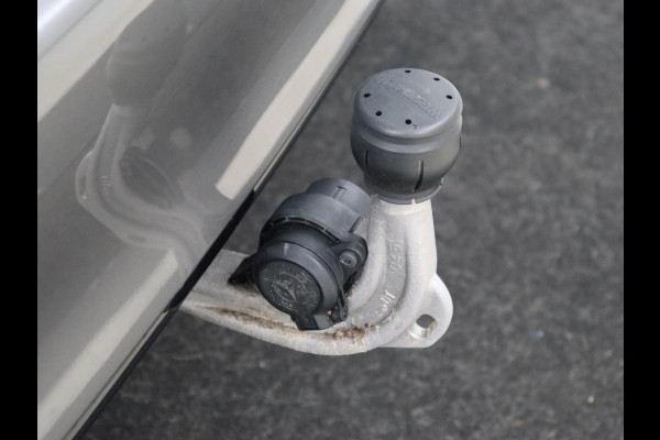 Mercedes-Benz A-Klasse 200 AMG | Panoramadak | Trekhaak | Carplay | Adaptive cruise | Stoelverwarming | Camera | Leder/Alcantara | Navigatie | Full LED | Sfeerverlichting | Park Assist