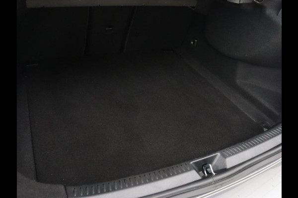 Mercedes-Benz A-Klasse 200 AMG | Panoramadak | Trekhaak | Carplay | Adaptive cruise | Stoelverwarming | Camera | Leder/Alcantara | Navigatie | Full LED | Sfeerverlichting | Park Assist