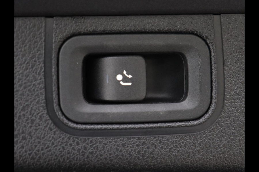 Mercedes-Benz A-Klasse 200 AMG | Panoramadak | Trekhaak | Carplay | Adaptive cruise | Stoelverwarming | Camera | Leder/Alcantara | Navigatie | Full LED | Sfeerverlichting | Park Assist