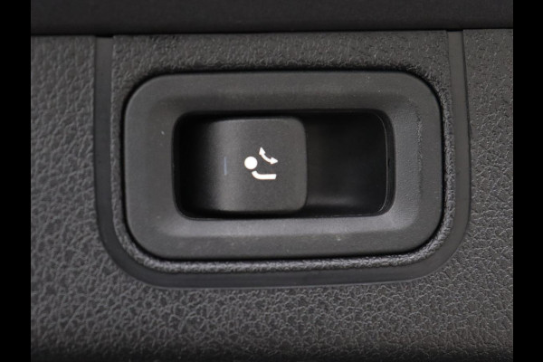 Mercedes-Benz A-Klasse 200 AMG | Panoramadak | Trekhaak | Carplay | Adaptive cruise | Stoelverwarming | Camera | Leder/Alcantara | Navigatie | Full LED | Sfeerverlichting | Park Assist