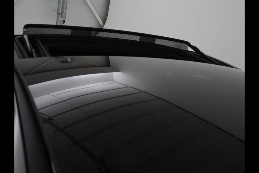 Mercedes-Benz A-Klasse 200 AMG | Panoramadak | Trekhaak | Carplay | Adaptive cruise | Stoelverwarming | Camera | Leder/Alcantara | Navigatie | Full LED | Sfeerverlichting | Park Assist