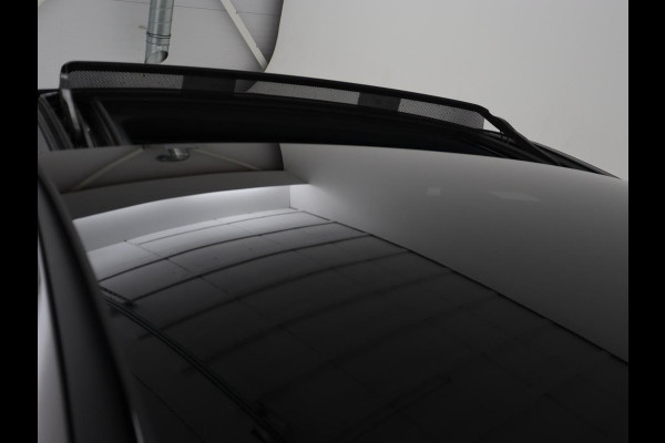 Mercedes-Benz A-Klasse 200 AMG | Panoramadak | Trekhaak | Carplay | Adaptive cruise | Stoelverwarming | Camera | Leder/Alcantara | Navigatie | Full LED | Sfeerverlichting | Park Assist