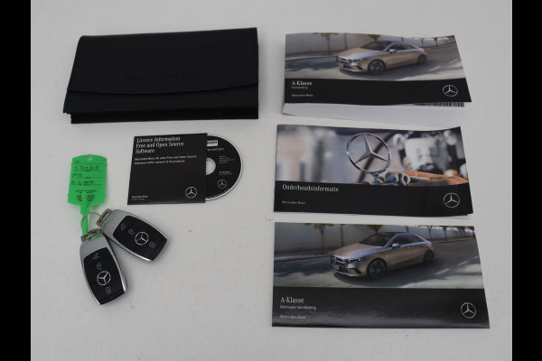 Mercedes-Benz A-Klasse 200 AMG | Panoramadak | Trekhaak | Carplay | Adaptive cruise | Stoelverwarming | Camera | Leder/Alcantara | Navigatie | Full LED | Sfeerverlichting | Park Assist