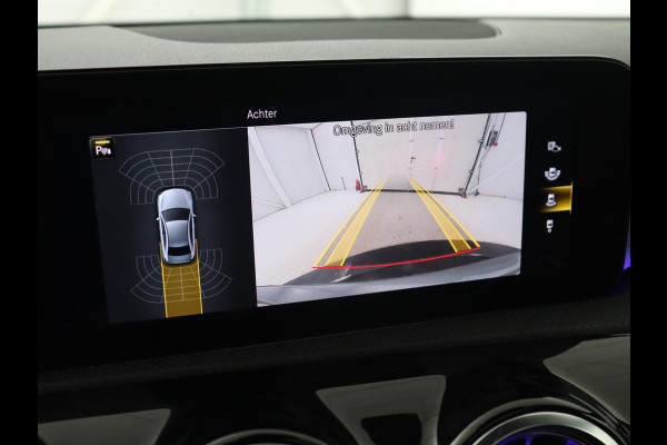 Mercedes-Benz A-Klasse 200 AMG | Panoramadak | Trekhaak | Carplay | Adaptive cruise | Stoelverwarming | Camera | Leder/Alcantara | Navigatie | Full LED | Sfeerverlichting | Park Assist