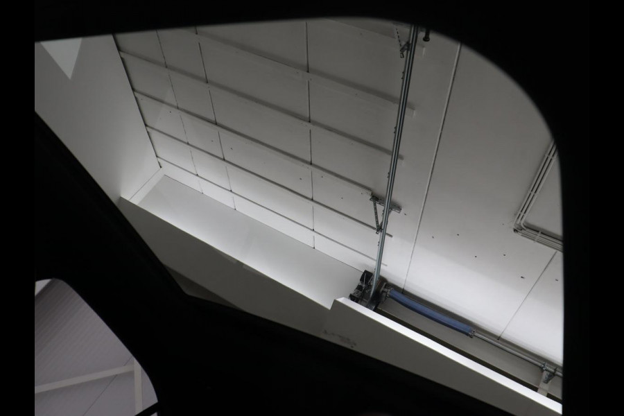 Mercedes-Benz A-Klasse 200 AMG | Panoramadak | Trekhaak | Carplay | Adaptive cruise | Stoelverwarming | Camera | Leder/Alcantara | Navigatie | Full LED | Sfeerverlichting | Park Assist