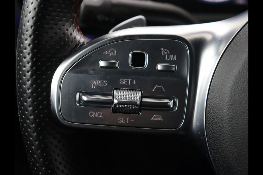 Mercedes-Benz A-Klasse 200 AMG | Panoramadak | Trekhaak | Carplay | Adaptive cruise | Stoelverwarming | Camera | Leder/Alcantara | Navigatie | Full LED | Sfeerverlichting | Park Assist