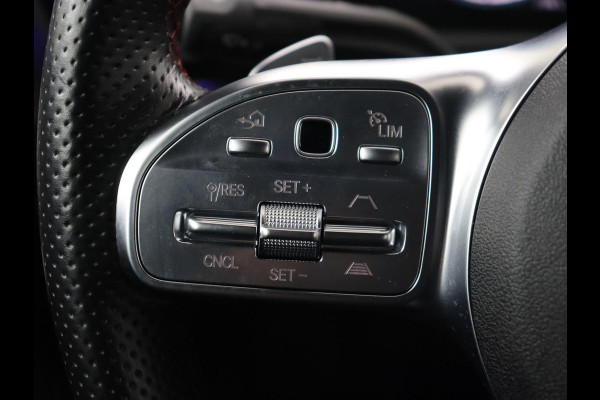 Mercedes-Benz A-Klasse 200 AMG | Panoramadak | Trekhaak | Carplay | Adaptive cruise | Stoelverwarming | Camera | Leder/Alcantara | Navigatie | Full LED | Sfeerverlichting | Park Assist