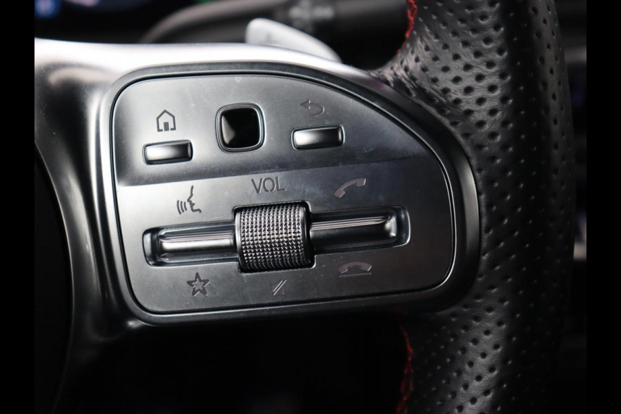 Mercedes-Benz A-Klasse 200 AMG | Panoramadak | Trekhaak | Carplay | Adaptive cruise | Stoelverwarming | Camera | Leder/Alcantara | Navigatie | Full LED | Sfeerverlichting | Park Assist