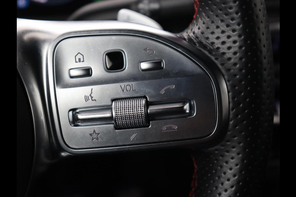 Mercedes-Benz A-Klasse 200 AMG | Panoramadak | Trekhaak | Carplay | Adaptive cruise | Stoelverwarming | Camera | Leder/Alcantara | Navigatie | Full LED | Sfeerverlichting | Park Assist