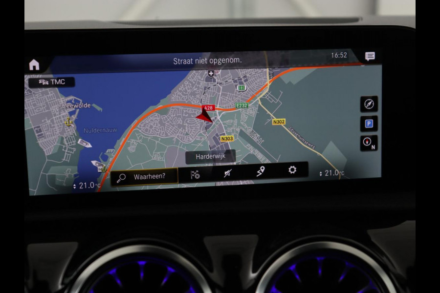 Mercedes-Benz A-Klasse 200 AMG | Panoramadak | Trekhaak | Carplay | Adaptive cruise | Stoelverwarming | Camera | Leder/Alcantara | Navigatie | Full LED | Sfeerverlichting | Park Assist