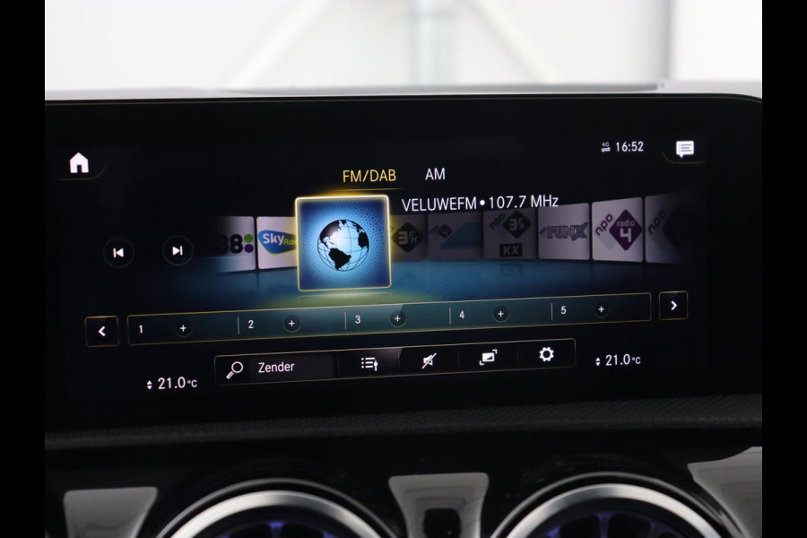 Mercedes-Benz A-Klasse 200 AMG | Panoramadak | Trekhaak | Carplay | Adaptive cruise | Stoelverwarming | Camera | Leder/Alcantara | Navigatie | Full LED | Sfeerverlichting | Park Assist