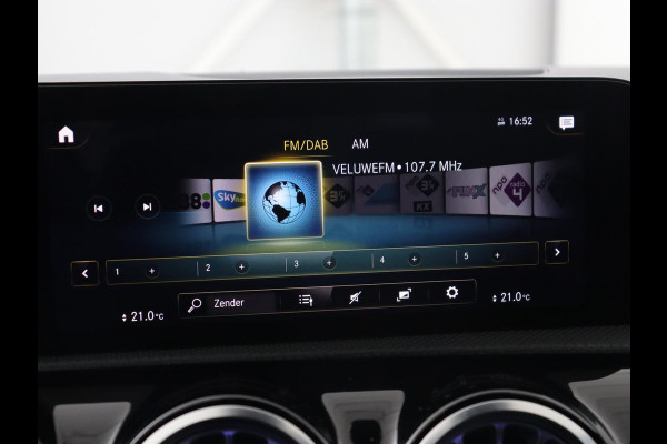 Mercedes-Benz A-Klasse 200 AMG | Panoramadak | Trekhaak | Carplay | Adaptive cruise | Stoelverwarming | Camera | Leder/Alcantara | Navigatie | Full LED | Sfeerverlichting | Park Assist
