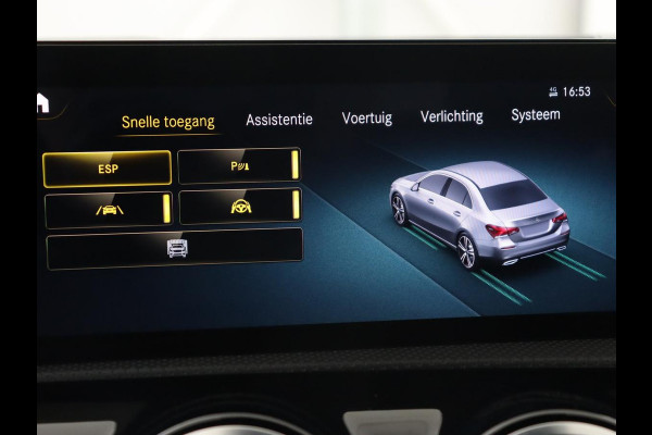 Mercedes-Benz A-Klasse 200 AMG | Panoramadak | Trekhaak | Carplay | Adaptive cruise | Stoelverwarming | Camera | Leder/Alcantara | Navigatie | Full LED | Sfeerverlichting | Park Assist