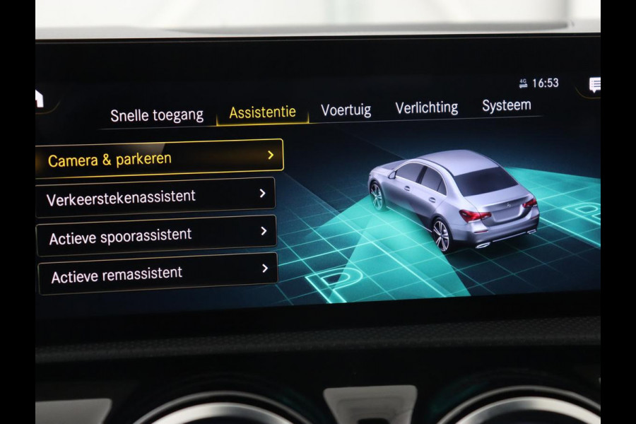 Mercedes-Benz A-Klasse 200 AMG | Panoramadak | Trekhaak | Carplay | Adaptive cruise | Stoelverwarming | Camera | Leder/Alcantara | Navigatie | Full LED | Sfeerverlichting | Park Assist