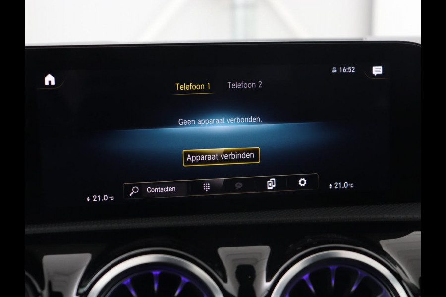 Mercedes-Benz A-Klasse 200 AMG | Panoramadak | Trekhaak | Carplay | Adaptive cruise | Stoelverwarming | Camera | Leder/Alcantara | Navigatie | Full LED | Sfeerverlichting | Park Assist