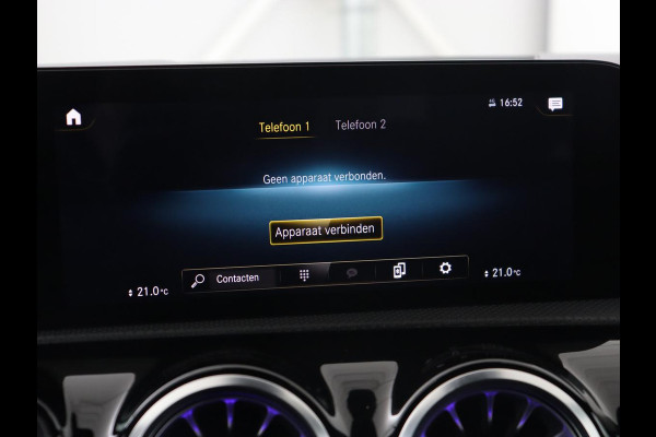 Mercedes-Benz A-Klasse 200 AMG | Panoramadak | Trekhaak | Carplay | Adaptive cruise | Stoelverwarming | Camera | Leder/Alcantara | Navigatie | Full LED | Sfeerverlichting | Park Assist