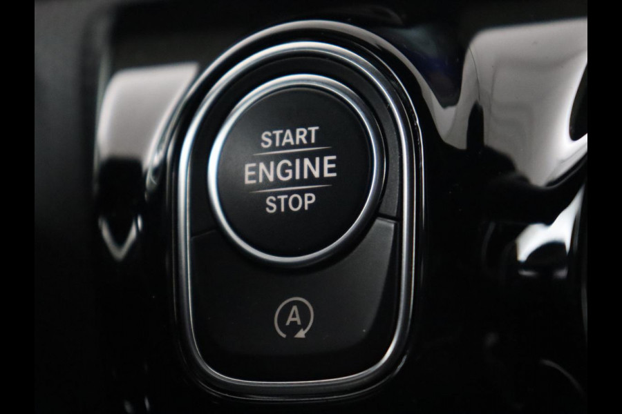 Mercedes-Benz A-Klasse 200 AMG | Panoramadak | Trekhaak | Carplay | Adaptive cruise | Stoelverwarming | Camera | Leder/Alcantara | Navigatie | Full LED | Sfeerverlichting | Park Assist