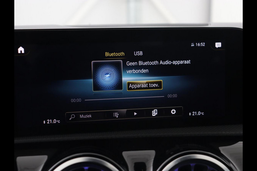 Mercedes-Benz A-Klasse 200 AMG | Panoramadak | Trekhaak | Carplay | Adaptive cruise | Stoelverwarming | Camera | Leder/Alcantara | Navigatie | Full LED | Sfeerverlichting | Park Assist