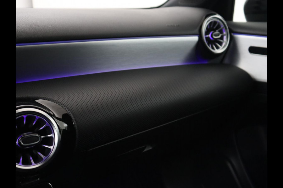 Mercedes-Benz A-Klasse 200 AMG | Panoramadak | Trekhaak | Carplay | Adaptive cruise | Stoelverwarming | Camera | Leder/Alcantara | Navigatie | Full LED | Sfeerverlichting | Park Assist