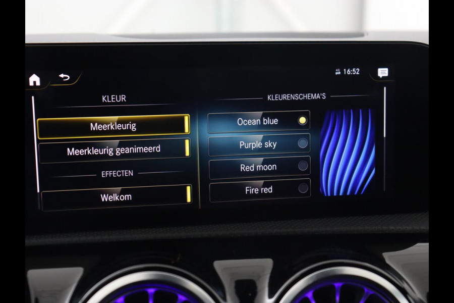 Mercedes-Benz A-Klasse 200 AMG | Panoramadak | Trekhaak | Carplay | Adaptive cruise | Stoelverwarming | Camera | Leder/Alcantara | Navigatie | Full LED | Sfeerverlichting | Park Assist